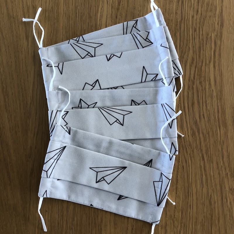 Masque gris - Avions en papier noir